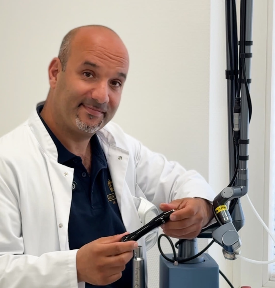 Dr. Jandali am CO₂-Laser in der Augusta Praxis